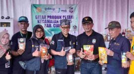 Bupati Ciamis saat mengunjungi beberapa stand di hari Krida Pertanian (HKP).