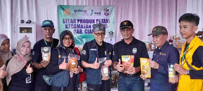 Bupati Ciamis saat mengunjungi beberapa stand di hari Krida Pertanian (HKP).