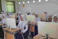 Peserta Kompetesi Sains Madrasah tengah fokus mengikuti perlombaan.