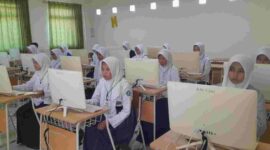 Peserta Kompetesi Sains Madrasah tengah fokus mengikuti perlombaan.