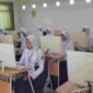 Peserta Kompetesi Sains Madrasah tengah fokus mengikuti perlombaan.