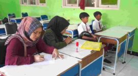 Orangtua siswa baru tengah daftar ulang.