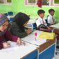 Orangtua siswa baru tengah daftar ulang.