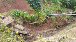 TPT Sungai Cinagawiru atau Peunteunun yang ambruk akibat guyuran hujan deras.
