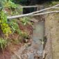Tembok penahan tanah atau kirmir Sungai Cinagawiru atau Peunteunun yang ambruk.