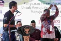 Bupati Ciamis Herdiat Sunarya tengah memberikan amplop putih sebesar Rp. 27 Juta.