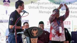 Bupati Ciamis Herdiat Sunarya tengah memberikan amplop putih sebesar Rp. 27 Juta.