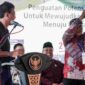 Bupati Ciamis Herdiat Sunarya tengah memberikan amplop putih sebesar Rp. 27 Juta.