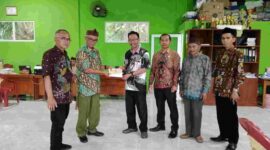 Baznas Ciamsi tengah memberikan bantuan pengobatan bagi penderita tumor mata di Desa Sukajadi, Kecamatan Pamarican, Kabupaten Ciamis.
