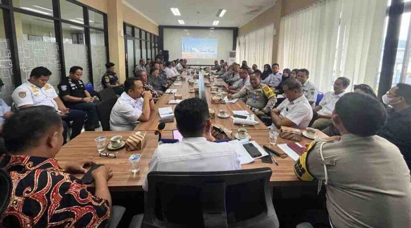 Balai Pengelola Transportasi Darat (BPTD) Kelas II Banten telah menggelar rapat terbuka terkait permasalahan truk over dimension over load (ODOL) di Aula Kantornya, Kamis kemarin (13/7/2023).