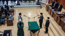 Mamat Rahmat saat dilantik dan mengambil sumpah janji di Gedung DPRD Ciamis.