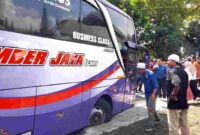 Bus Sumber Jaya Trans terperosok ke seloka yang berada di depan Masjid Al-Karomah komplek Islamic Center Ciamis.