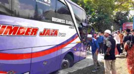 Bus Sumber Jaya Trans terperosok ke seloka yang berada di depan Masjid Al-Karomah komplek Islamic Center Ciamis.