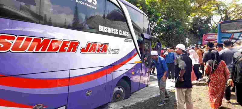 Bus Sumber Jaya Trans terperosok ke seloka yang berada di depan Masjid Al-Karomah komplek Islamic Center Ciamis.