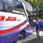 Bus Sumber Jaya Trans terperosok ke seloka yang berada di depan Masjid Al-Karomah komplek Islamic Center Ciamis.