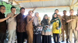 Penyerahan penghargaan lomba budidaya bawang brebes dan padi didalam polybag, yang telah berlangsung di Wisata Alam Cadas Ngampar, Desa Gunungsari, Kecamatan Sadananya, Selasa (18/7/2023).