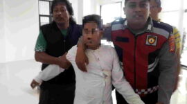 Petugas tengah menggiring seorang diduga pelaku copet.