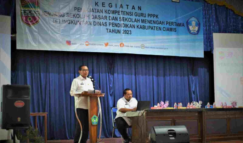 Sekda Kabupaten Ciamis, Dr. H. Tatang M.Pd tengah memberikan arahan Penguatan Kompetensi Guru PPPK Jenjang SD dan SMP di Gedung Ponpes Darussalam Ciamis, Rabu (23/8/2023).