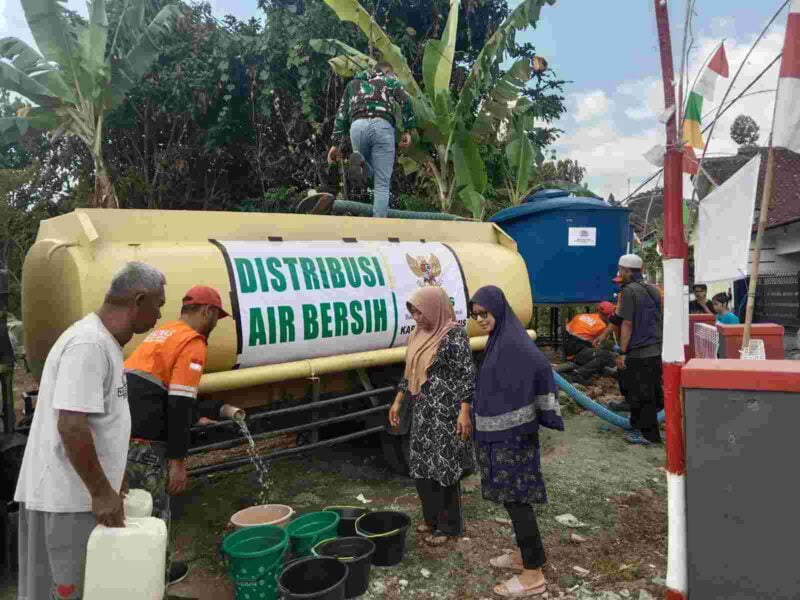 Baznas Ciamis melalui Baznas Tanggap Bencana (BTB) distribusikan ribuan liter air bersih diwilayah yang terdampak kekeringan.