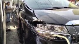 Mobil mewah Alphard yang ditumpangi Bupati Pangandaran, Jeje Wiradinata.