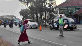 Siswa SD tengah menyeberang untuk bersekolah di Jalan Raya Margaluyu Ciamis.
