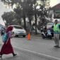 Siswa SD tengah menyeberang untuk bersekolah di Jalan Raya Margaluyu Ciamis.