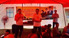 Anggota DPRD Ciamis Fraksi PKS, H. Uus Rusdiana saat memberikan materi terhadap para kelompok.