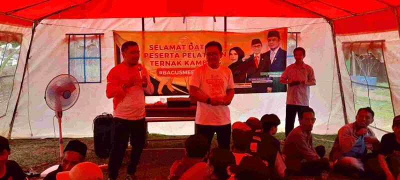 Anggota DPRD Ciamis Fraksi PKS, H. Uus Rusdiana saat memberikan materi terhadap para kelompok.