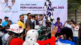 Wabup Ciamis Yana D Putra saat melepas peserta kegiatan gerak jalan sehat Harhubnas.