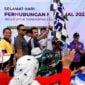 Wabup Ciamis Yana D Putra saat melepas peserta kegiatan gerak jalan sehat Harhubnas.