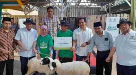Simbolis penyerahan ekor domba dari program balai ternak Baznas Jabar.