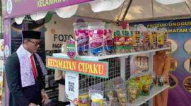 Bupati Ciamis, Dr. H. Herdiat Sunarya, MM saat meninjau Pameran Kepemudaan di Alun-alun Ciamis.