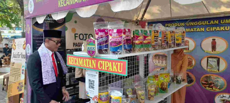 Bupati Ciamis, Dr. H. Herdiat Sunarya, MM saat meninjau Pameran Kepemudaan di Alun-alun Ciamis.