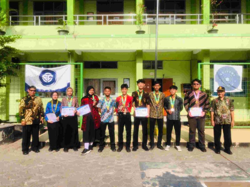 Prestasi siswa-siswi SMAN 1 Ciamis di Hari Batik Nasional.