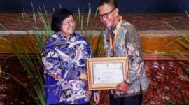 Bupati Ciamis, Dr. H. Herdiat Sunarya, MM saat menerima penghargaan Proklim dari Kementerian LHK di Jakarta pada Sabtu kemarin (21/10/2023).