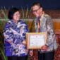 Bupati Ciamis, Dr. H. Herdiat Sunarya, MM saat menerima penghargaan Proklim dari Kementerian LHK di Jakarta pada Sabtu kemarin (21/10/2023).