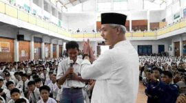Ganjar Pranowo berdiri dihadapan ribuan santri Ponpes Darussalam Ciamis.