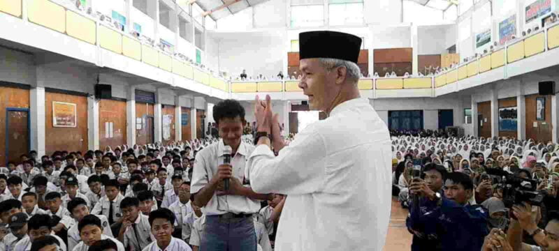 Ganjar Pranowo berdiri dihadapan ribuan santri Ponpes Darussalam Ciamis.