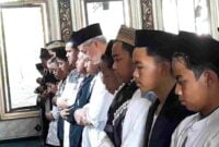 Ganjar Pranowo saat melakukan salat berjamaah di Ponpes Alquran Cijantung Ciamis.