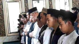 Ganjar Pranowo saat melakukan salat berjamaah di Ponpes Alquran Cijantung Ciamis.