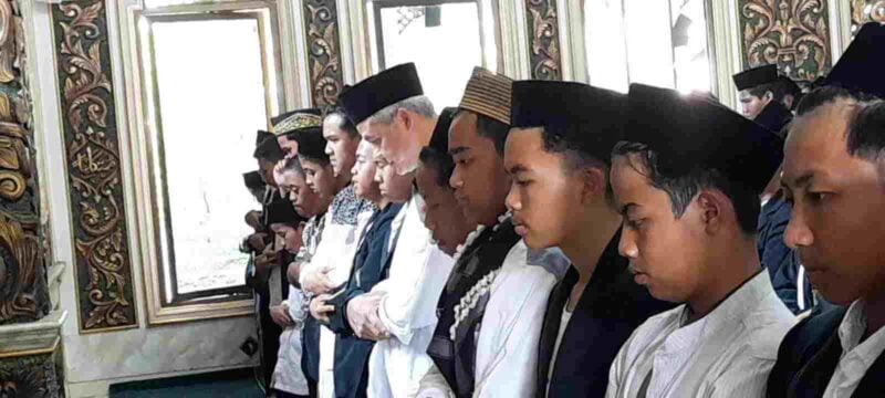 Ganjar Pranowo saat melakukan salat berjamaah di Ponpes Alquran Cijantung Ciamis.