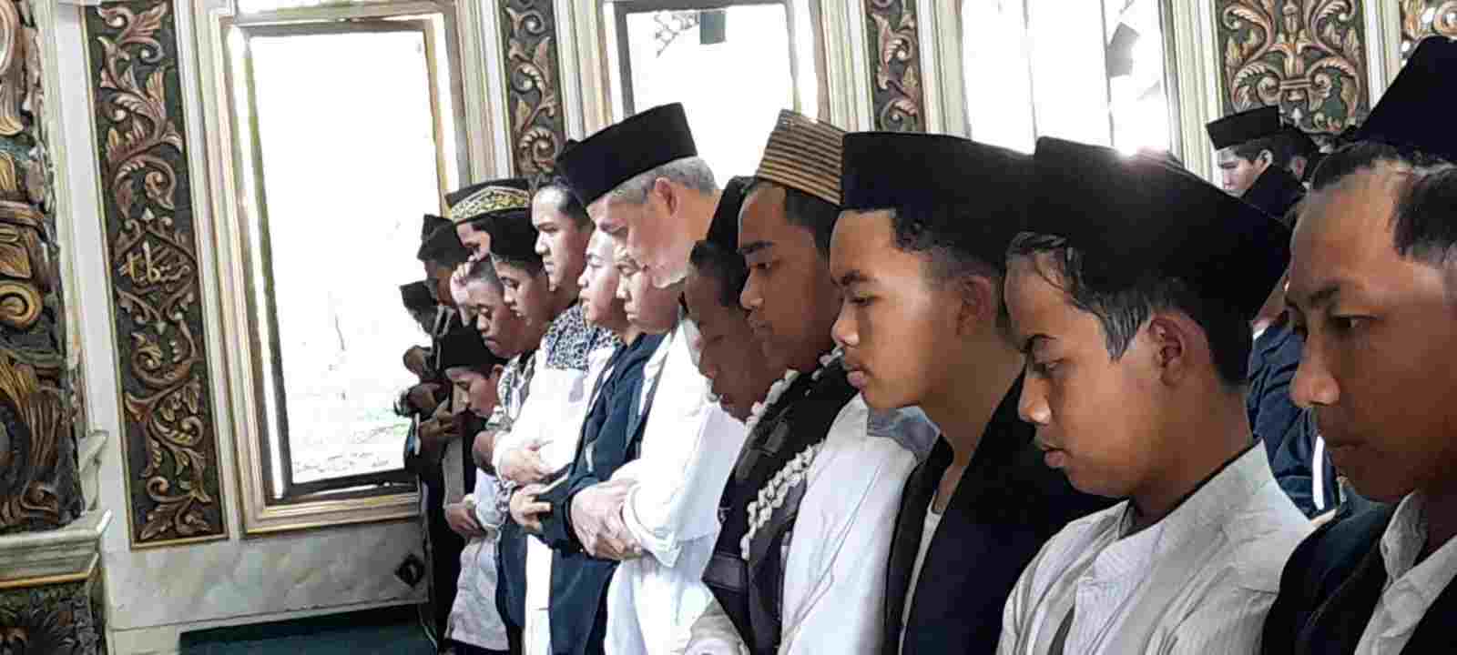 Ganjar Pranowo Berziarah Ke Makam KH. Moch Sirodj Dan Salat Berjamaah ...