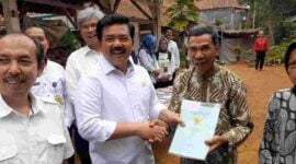 Menteri Agraria dan Tata Ruang RI, Hadi Tjahjanto saat menyerahkan sertipikat secara door to door di Dusun Cijoho, Desa Muktisari, Kecamatan Cipaku, Kabupaten Ciamis, Jawa Barat, Kamis (12/10/2023).