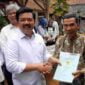 Menteri Agraria dan Tata Ruang RI, Hadi Tjahjanto saat menyerahkan sertipikat secara door to door di Dusun Cijoho, Desa Muktisari, Kecamatan Cipaku, Kabupaten Ciamis, Jawa Barat, Kamis (12/10/2023).
