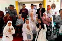 Yayasan RAA Koesoemadiningrat memberikan santunan beberapa unit kursi roda untuk difabel.