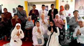 Yayasan RAA Koesoemadiningrat memberikan santunan beberapa unit kursi roda untuk difabel.