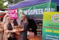 Majelis Taklim Roudlotunnisa Masjid Agung Ciamis berbagi sedekah di hari jumat.