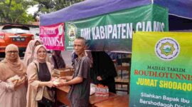 Majelis Taklim Roudlotunnisa Masjid Agung Ciamis berbagi sedekah di hari jumat.