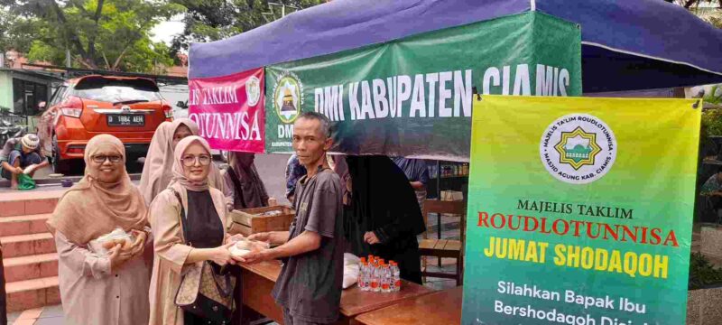 Majelis Taklim Roudlotunnisa Masjid Agung Ciamis berbagi sedekah di hari jumat.