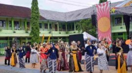Dies Natalis SMAN 1 Ciamis menonjolkan seni tradisi lokal.